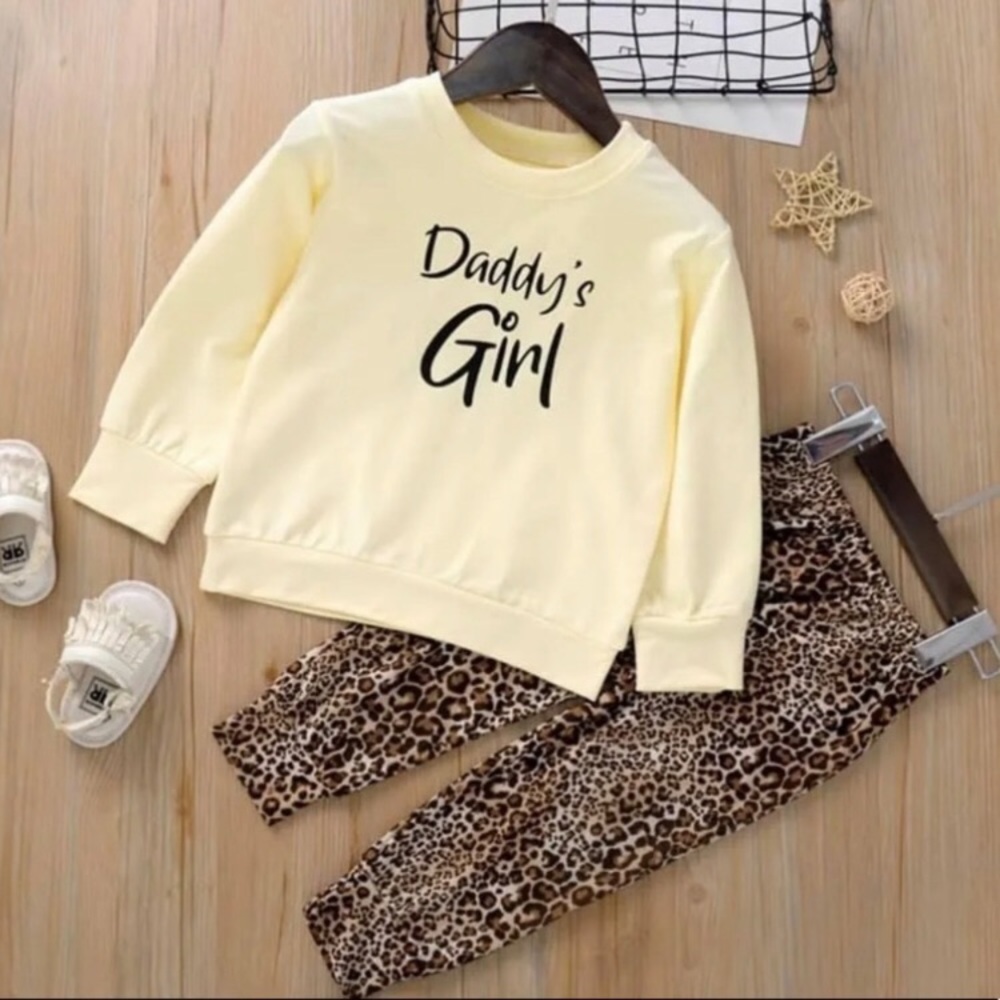 Girls set of sweatshirt and pants/leggings with leopard print.